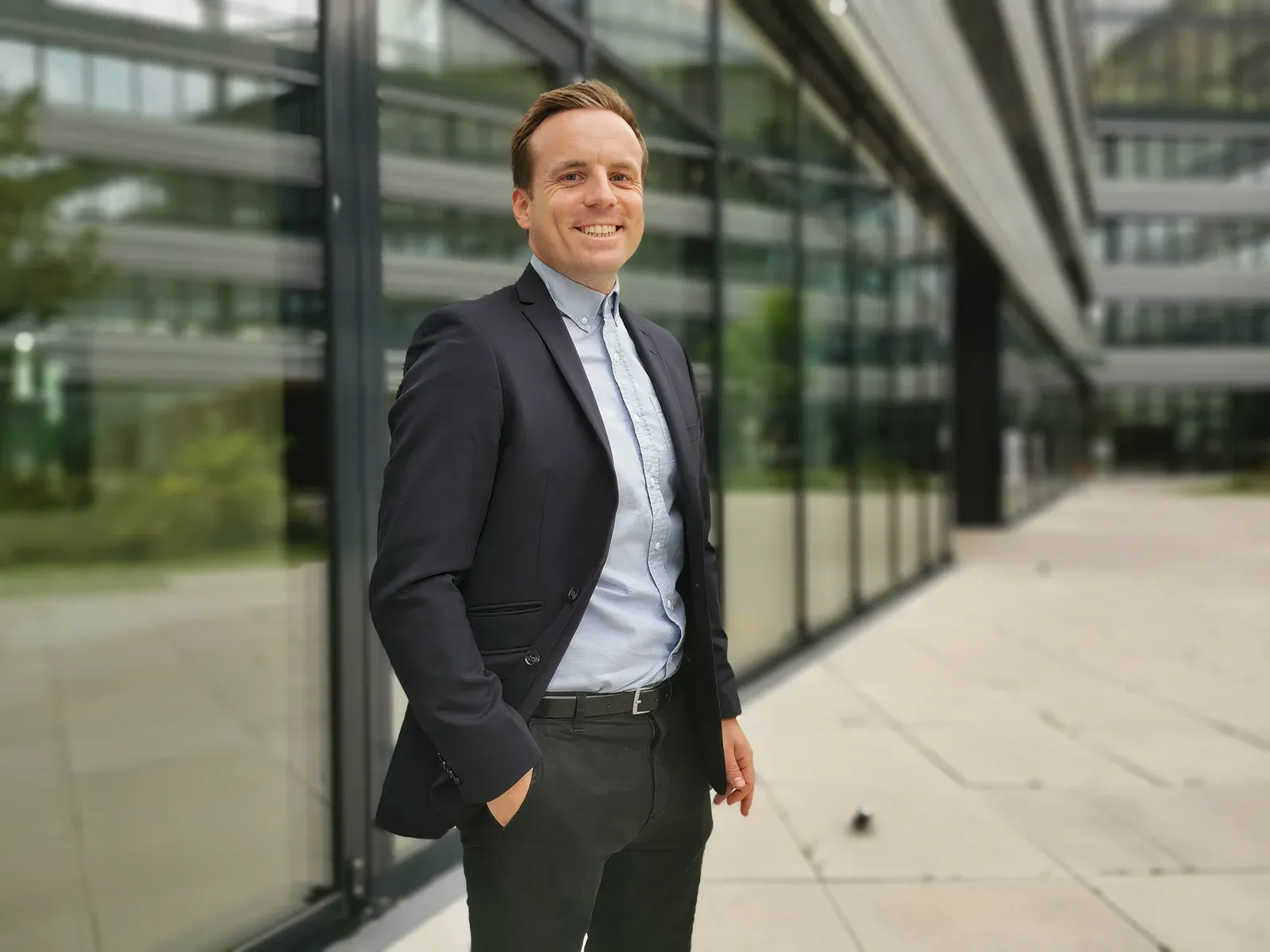 Markus Knopp vor einem Bürogebäude